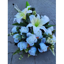 Ikebana autíčko s ľaliami a ružami, cintorínska väzba