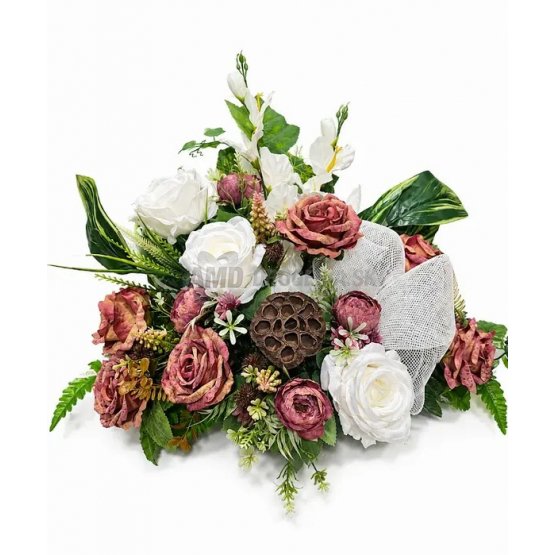 Ikebana s umelými ružami, biela a staroružová