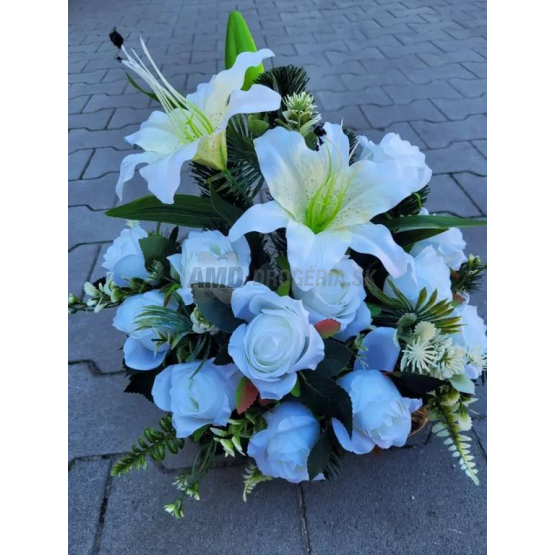 Ikebana autíčko s ľaliami a ružami, cintorínska väzba