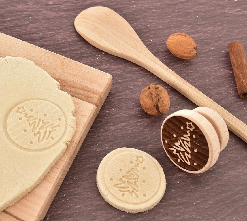 PEČIATKA DREVO NA CESTO STROMČEK